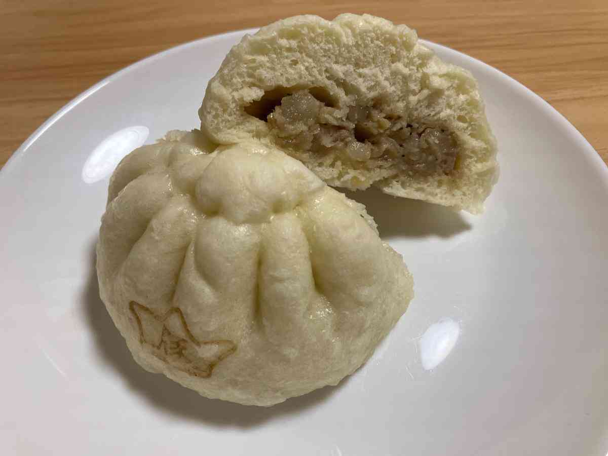 セブンイレブン「もちもち×じゅわっと　大入り豚まん」の断面図